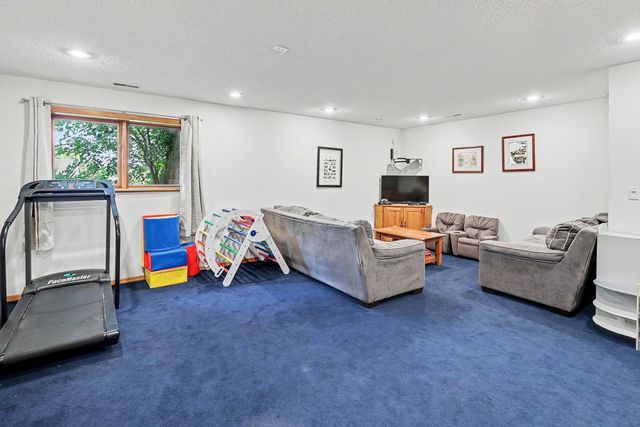 945 202nd Avenue, Pella, IA 50219