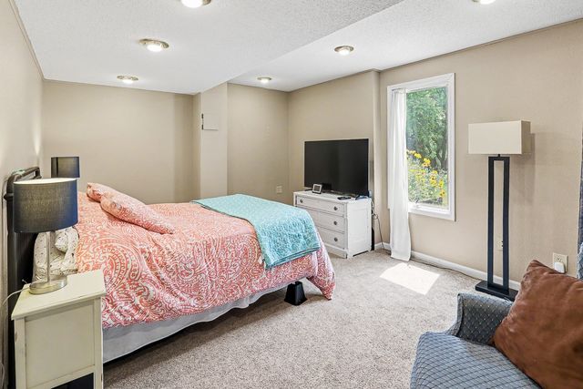 945 202nd Avenue, Pella, IA 50219
