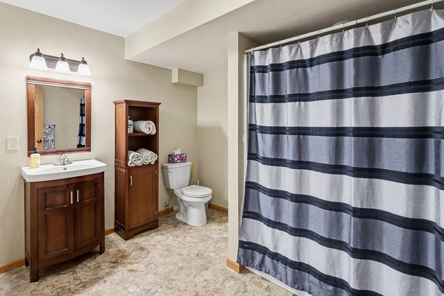 945 202nd Avenue, Pella, IA 50219