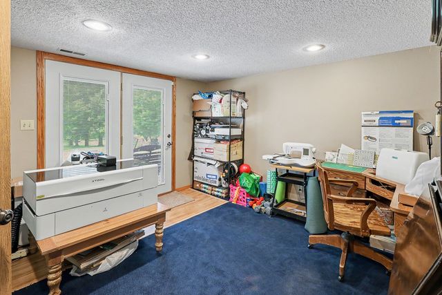945 202nd Avenue, Pella, IA 50219