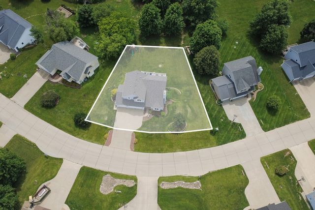 945 202nd Avenue, Pella, IA 50219