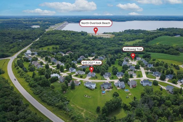 945 202nd Avenue, Pella, IA 50219