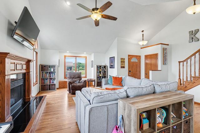 945 202nd Avenue, Pella, IA 50219