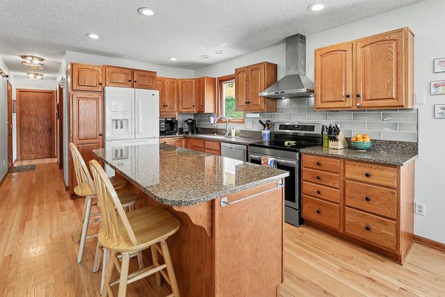 945 202nd Avenue, Pella, IA 50219
