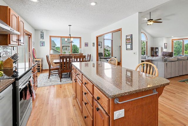 945 202nd Avenue, Pella, IA 50219