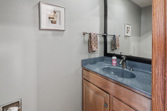 945 202nd Avenue, Pella, IA 50219