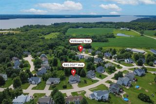 945 202nd Avenue, Pella, IA 50219