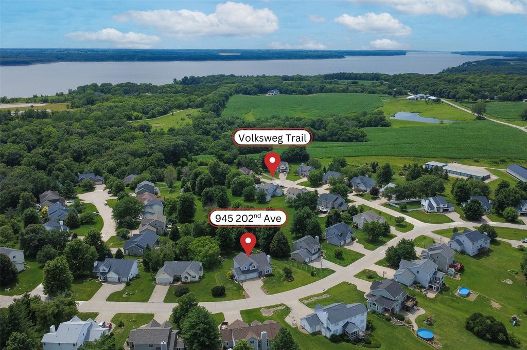 945 202nd Avenue, Pella, IA 50219