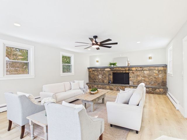 3 Rock St, Mattapoisett, MA 02739