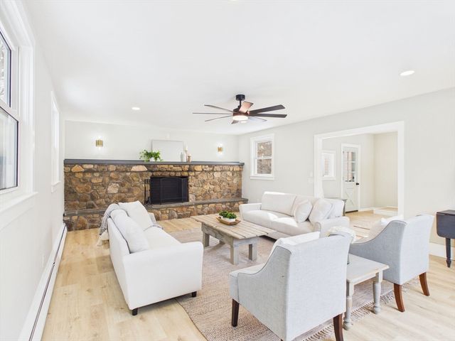 3 Rock St, Mattapoisett, MA 02739