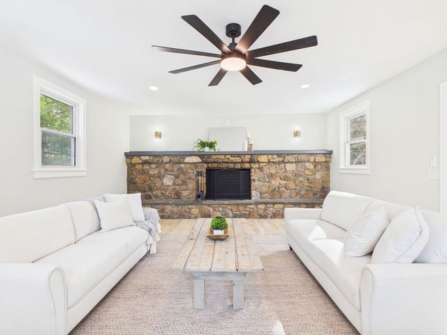 3 Rock St, Mattapoisett, MA 02739