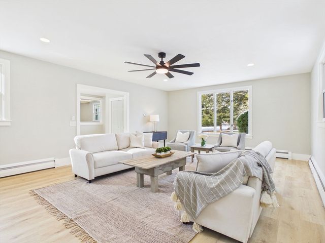 3 Rock St, Mattapoisett, MA 02739