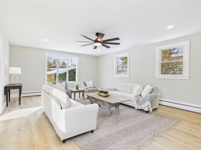 3 Rock St, Mattapoisett, MA 02739