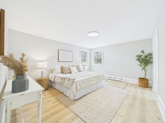 3 Rock St, Mattapoisett, MA 02739