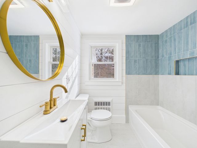 3 Rock St, Mattapoisett, MA 02739