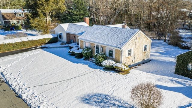 3 Rock St, Mattapoisett, MA 02739