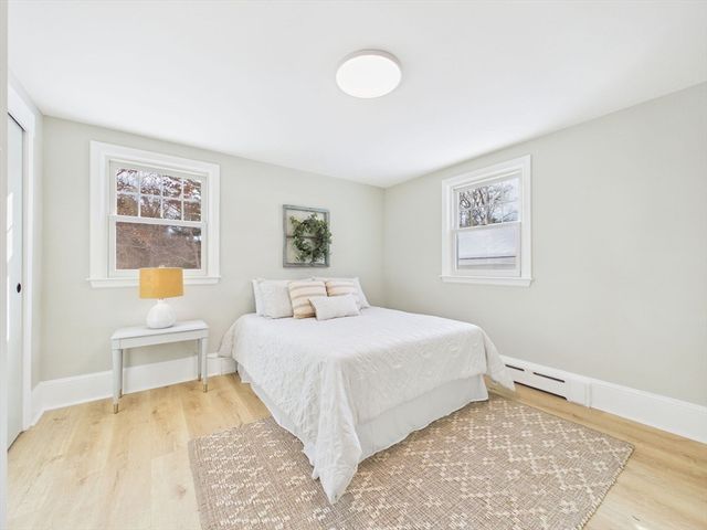 3 Rock St, Mattapoisett, MA 02739