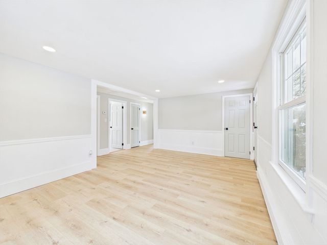 3 Rock St, Mattapoisett, MA 02739