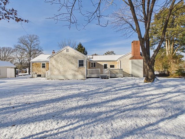 3 Rock St, Mattapoisett, MA 02739