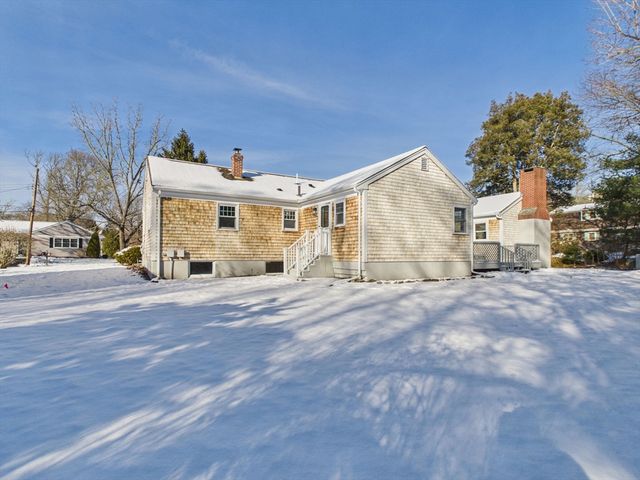 3 Rock St, Mattapoisett, MA 02739