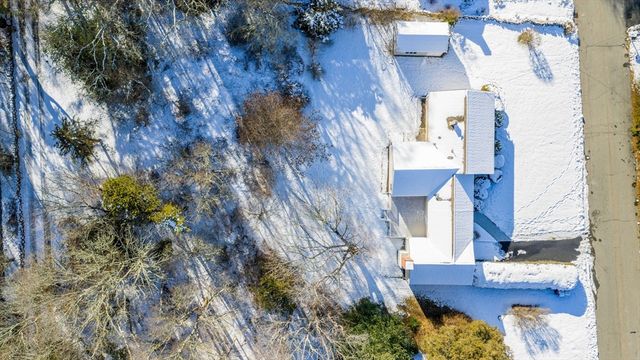 3 Rock St, Mattapoisett, MA 02739