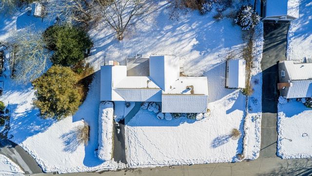 3 Rock St, Mattapoisett, MA 02739