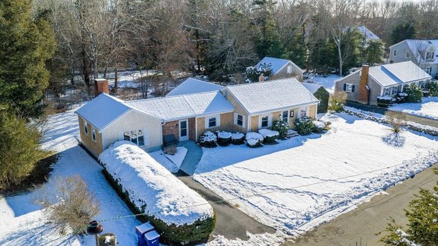 3 Rock St, Mattapoisett, MA 02739