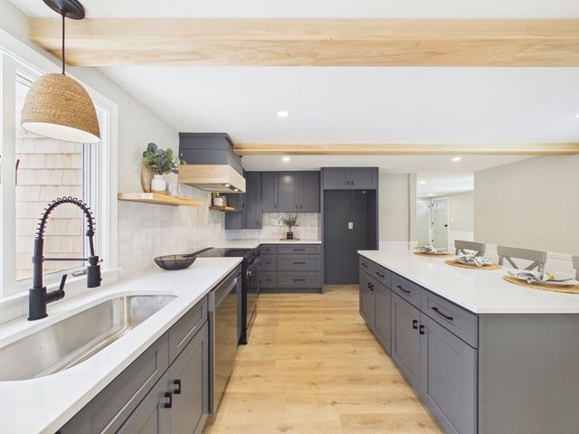 3 Rock St, Mattapoisett, MA 02739