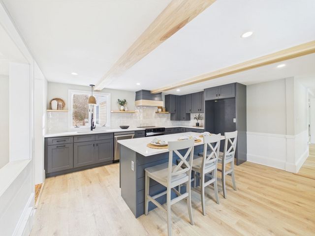 3 Rock St, Mattapoisett, MA 02739