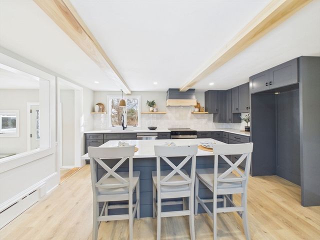 3 Rock St, Mattapoisett, MA 02739