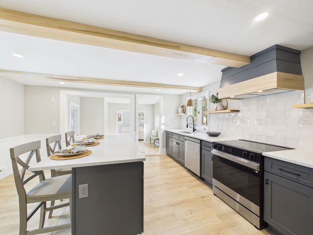 3 Rock St, Mattapoisett, MA 02739