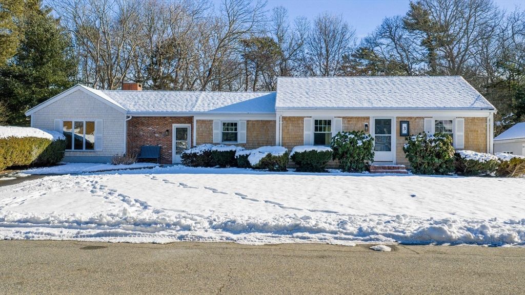 3 Rock St, Mattapoisett, MA 02739