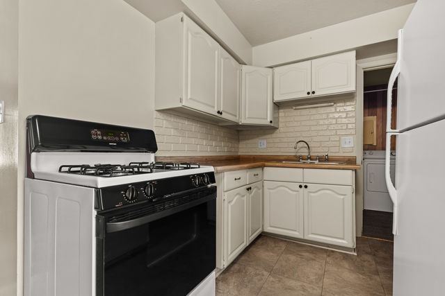 2013 EVANS Avenue, Loves Park, IL 61111