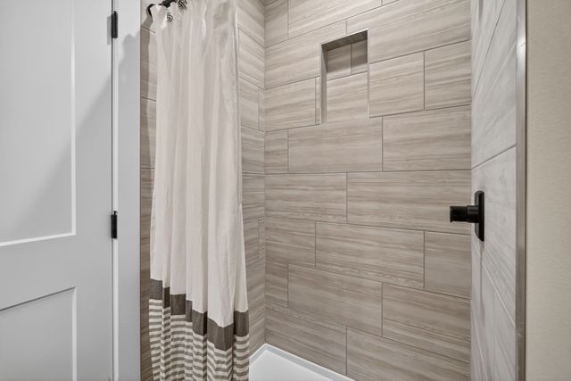 657 SE Hollow Court, West Des Moines, IA 50265