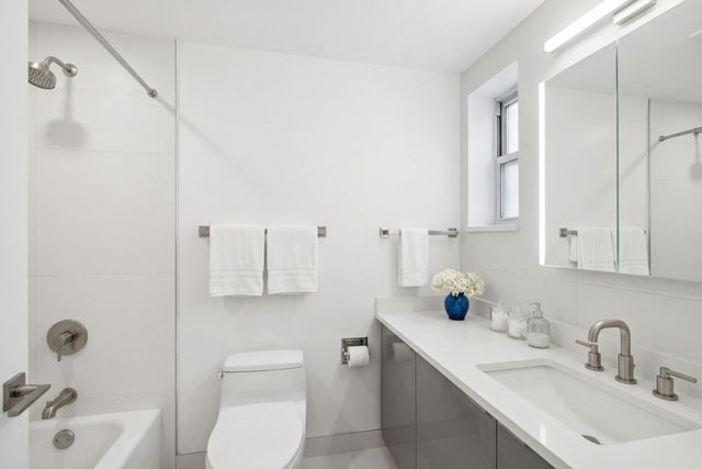 860 United Nations Plz Apt 28C, New York City, NY 10017