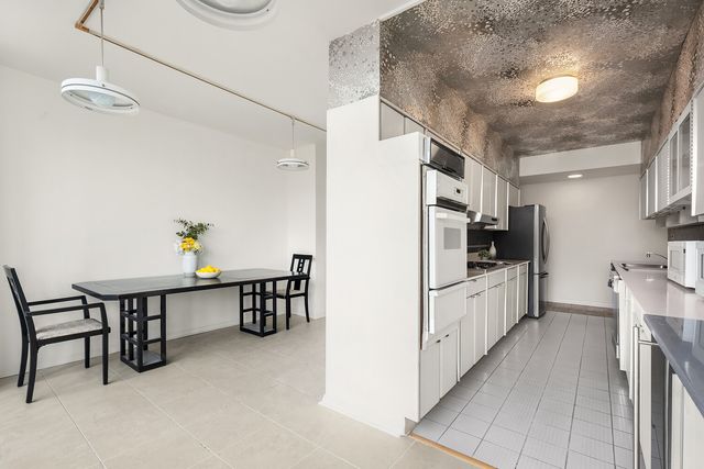 860 United Nations Plz Apt 28C, New York City, NY 10017