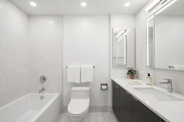 860 United Nations Plz Apt 28C, New York City, NY 10017