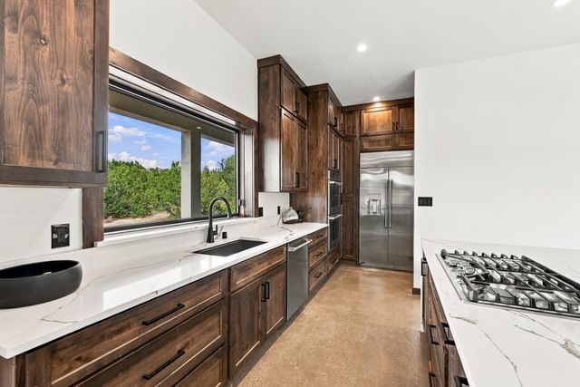 21 Paseo Del Coyote B, Santa Fe, NM 87506
