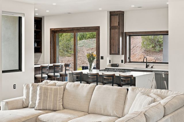 21 Paseo Del Coyote B, Santa Fe, NM 87506