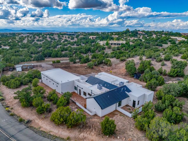 21 Paseo Del Coyote B, Santa Fe, NM 87506