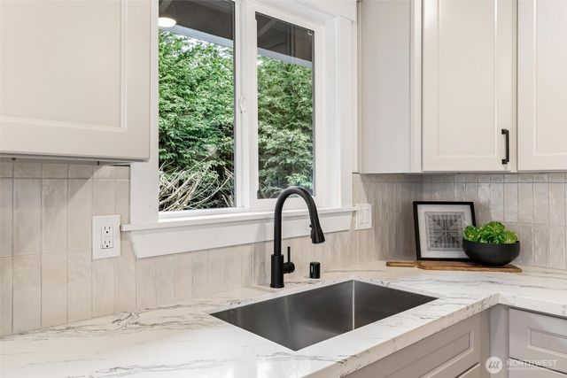 1413 S 275th Place, Des Moines, WA 98198