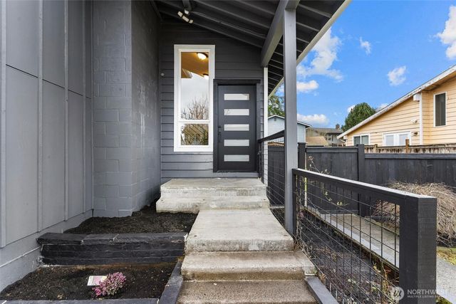 1413 S 275th Place, Des Moines, WA 98198