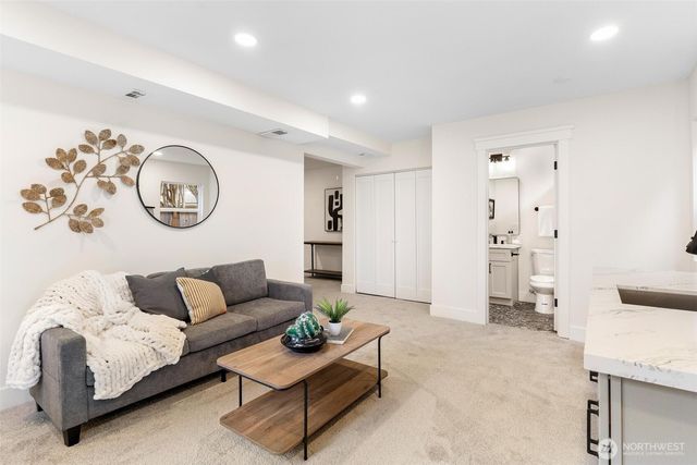 1413 S 275th Place, Des Moines, WA 98198