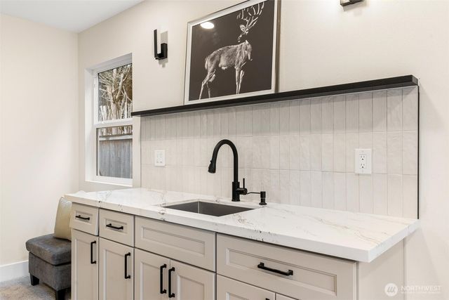 1413 S 275th Place, Des Moines, WA 98198