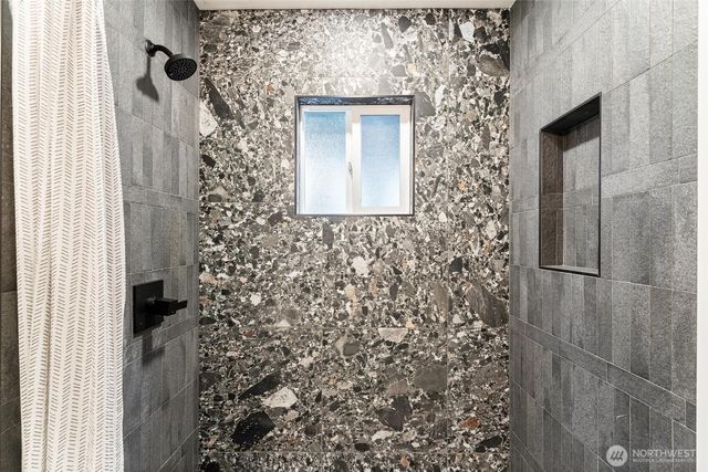 1413 S 275th Place, Des Moines, WA 98198