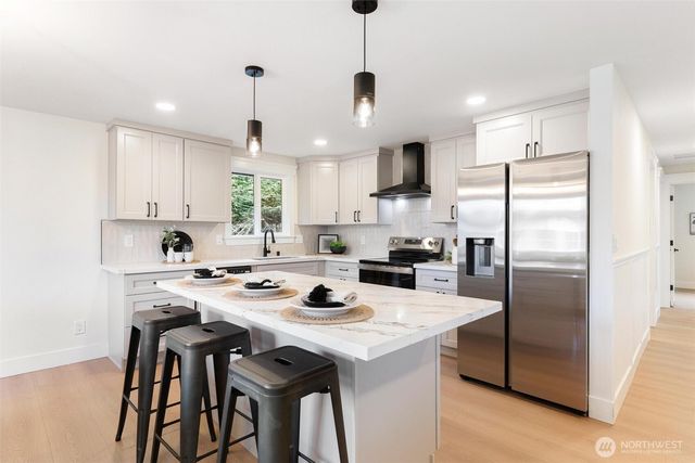 1413 S 275th Place, Des Moines, WA 98198