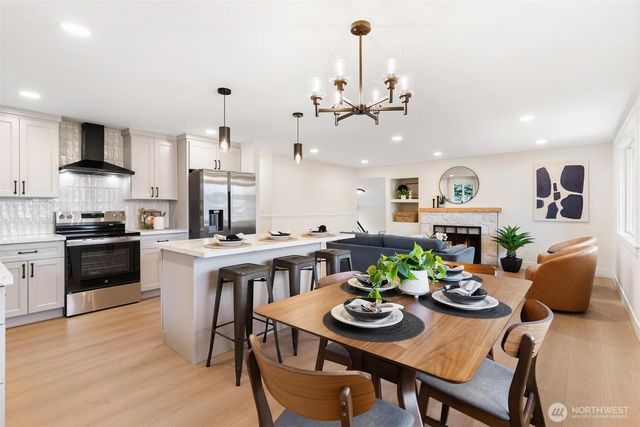 1413 S 275th Place, Des Moines, WA 98198