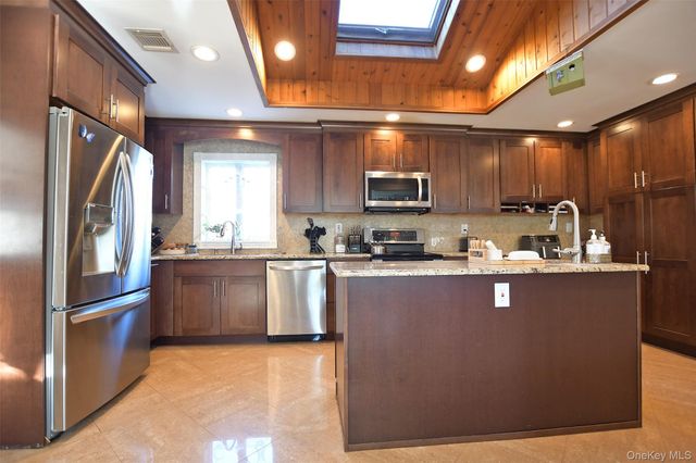 7 Maple Road, Middle Island, NY 11953