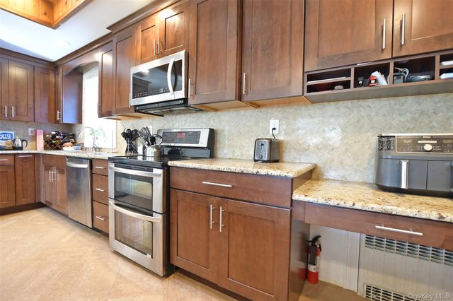 7 Maple Road, Middle Island, NY 11953