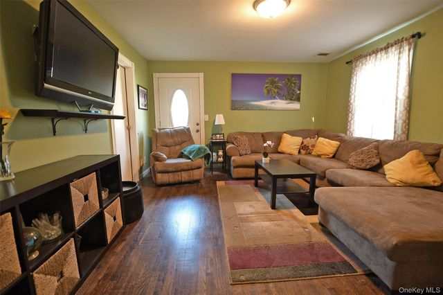 7 Maple Road, Middle Island, NY 11953